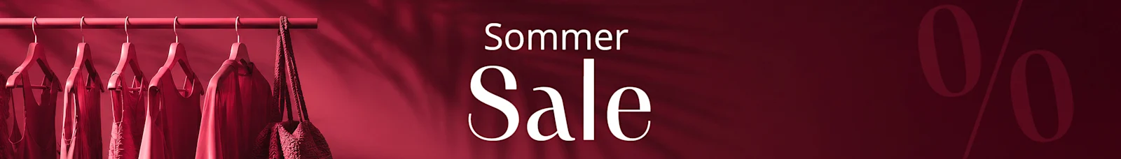 Das Bild zeigt eine Kleiderstange mit mehreren sommerlichen Kleidungsstücken und einer Tasche, alles in einem kräftigen Rotton gehalten. Rechts steht groß „Sommer Sale“. Die gesamte Gestaltung wirkt elegant und einladend
