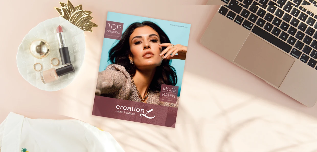 Katalog zum Anfordern mit Model liegt auf dem Tisch. Text 'TOP Angebot' und 'Creation L'. Katalog zum Anfordern mit Model liegt auf dem Tisch. Text 'TOP Angebot' und 'Creation L'.