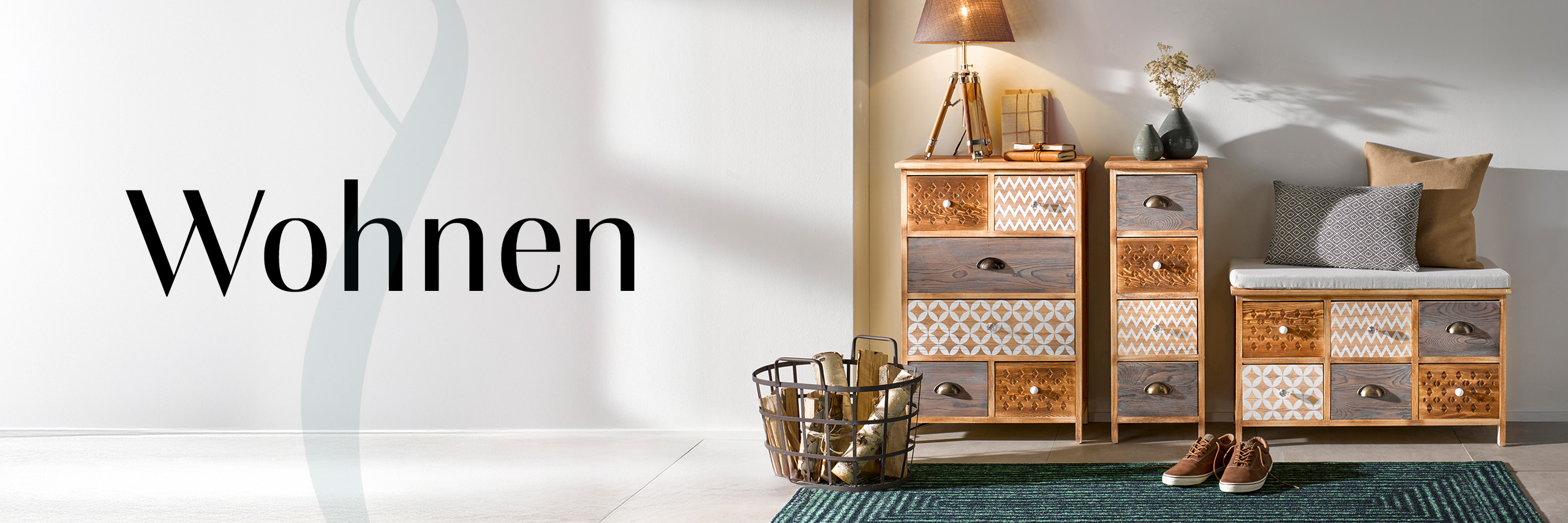 Links steht das Wort Wohnen. Rechts daneben sieht man einen Wohnraum mit Garderobe.