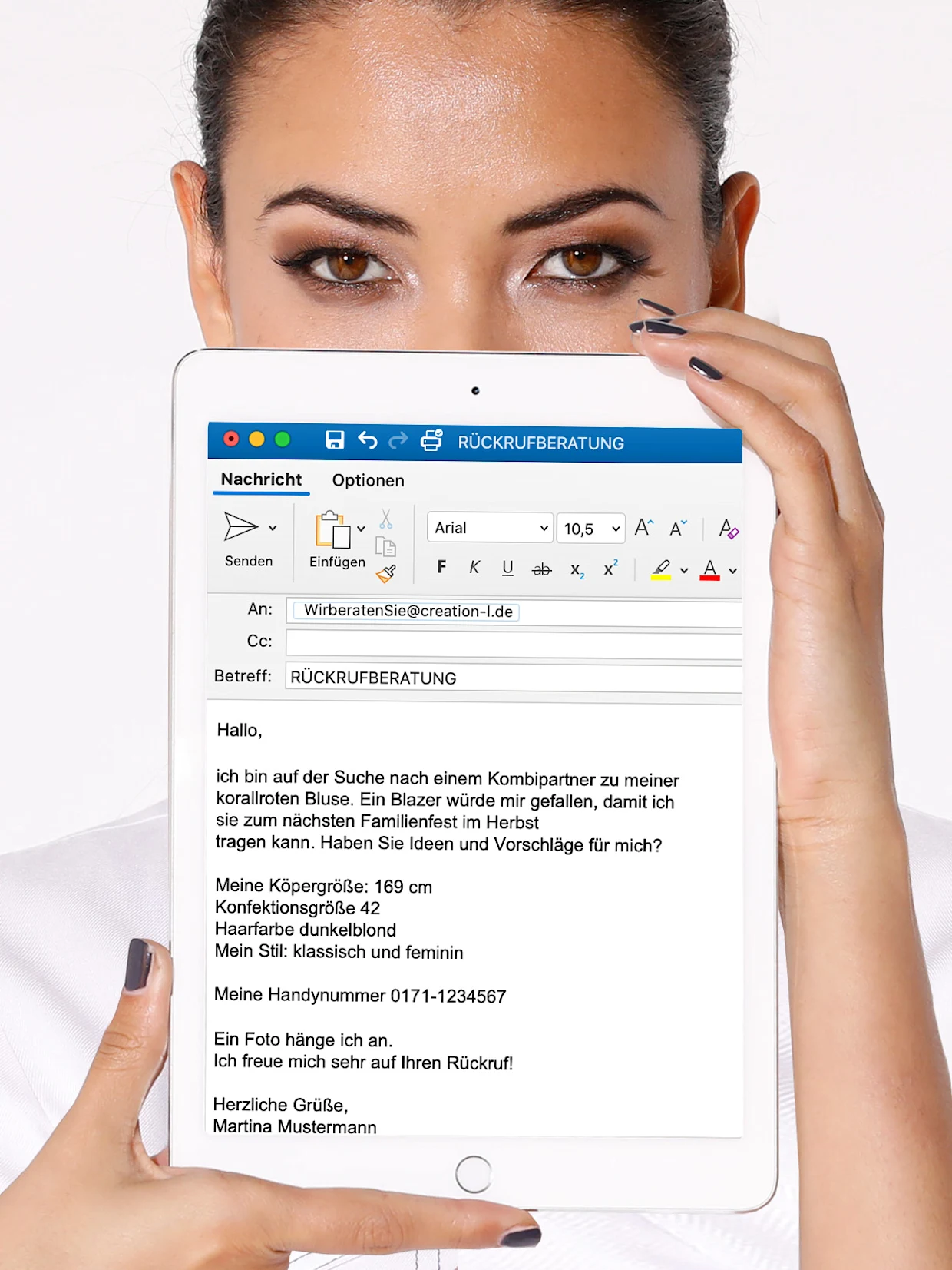 Ein Model hält ein Tablet mit einer Nachricht über eine individuelle Modeberatung. Ein Model hält ein Tablet mit einer Nachricht über eine individuelle Modeberatung.