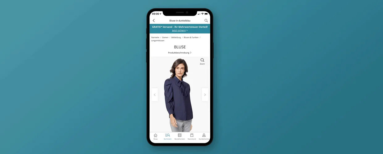 Eine Werbeanzeige mit einem türkisfarbenen Hintergrund und einem Smartphone in der Mitte. Das Smartphone zeigt eine Produktseite mit einer blauen Bluse. Eine Werbeanzeige mit einem türkisfarbenen Hintergrund und einem Smartphone in der Mitte. Das Smartphone zeigt eine Produktseite mit einer blauen Bluse.