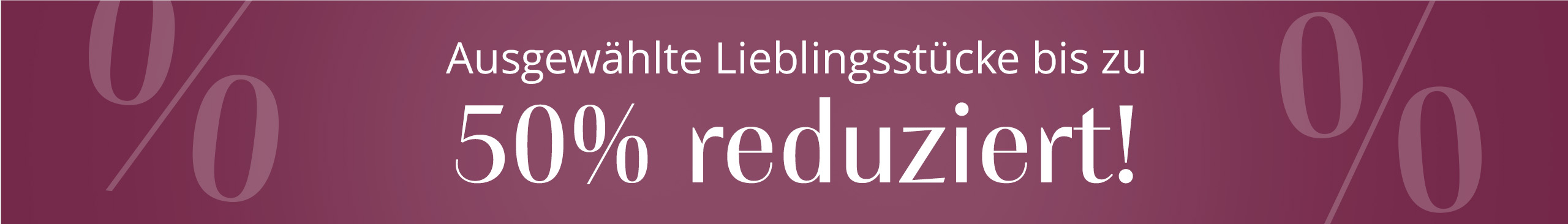 Ein Model trägt ein fliederfarbenes Spitzenoberteil und auffällige Ohrringe, im Vordergrund steht der Schriftzug 'SATTE Rabatte' und ein großes Prozentzeichen.