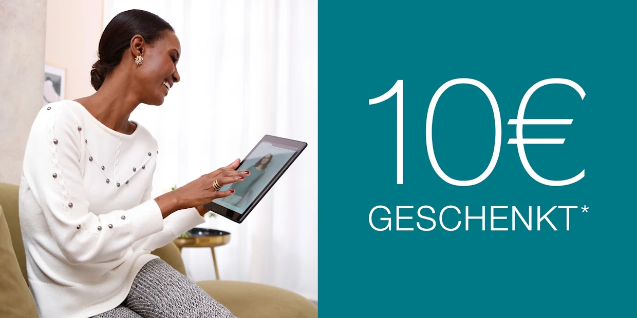 Frau in weißem Pullover hält ein Tablet, daneben Text: '10€ geschenkt*' auf türkisfarbenem Hintergrund.