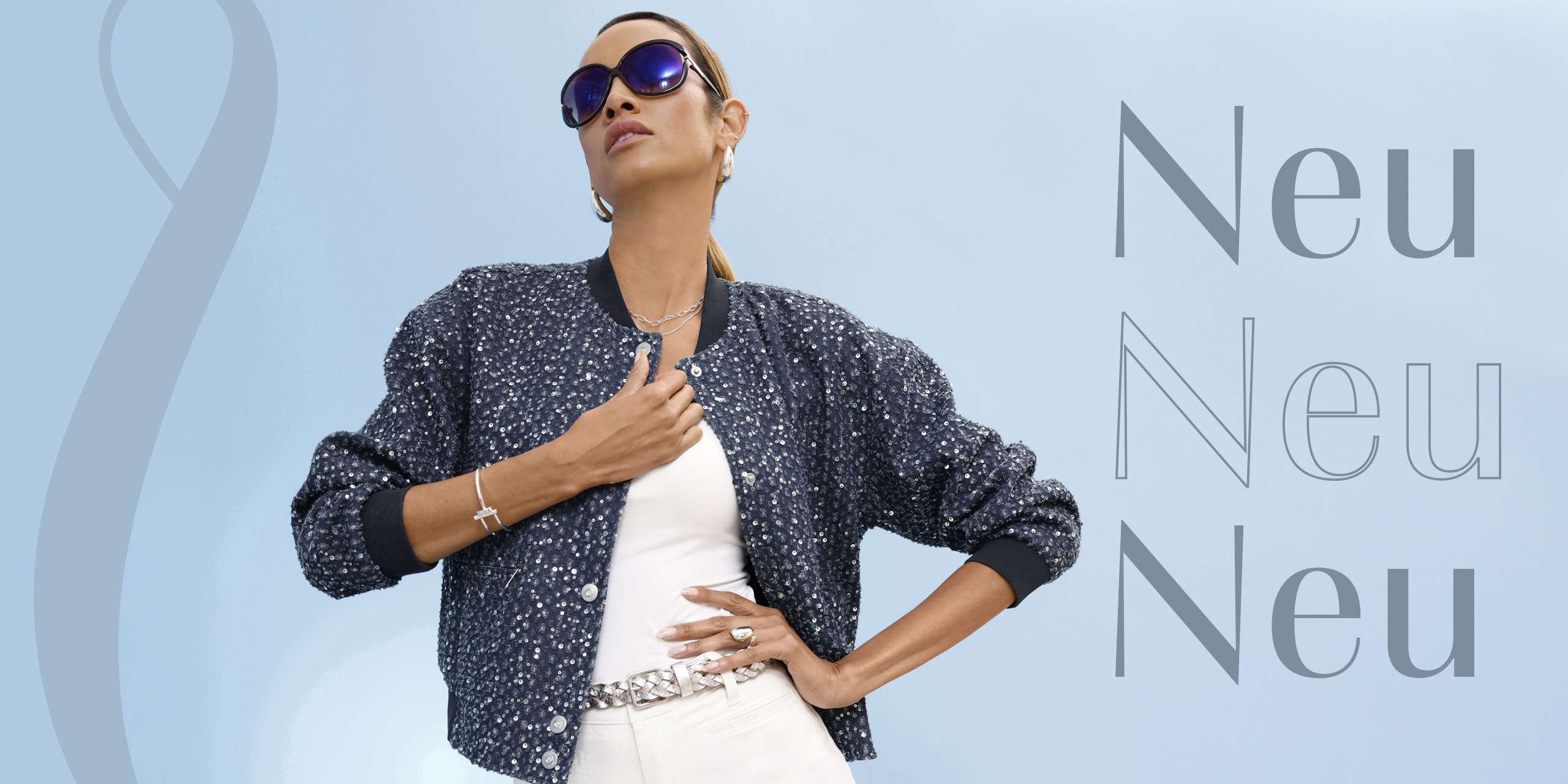 Ein Model mit blauer Jacke und weißer Hose steht vor hellblauem Hintergrund. Es steht dreimal das Wort 'Neu' in grauer Schrift.
