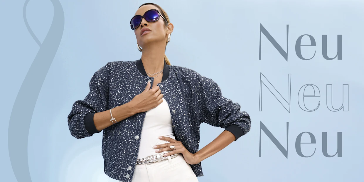Ein Model mit blauer Jacke und weißer Hose steht vor hellblauem Hintergrund. Es steht dreimal das Wort 'Neu' in grauer Schrift.