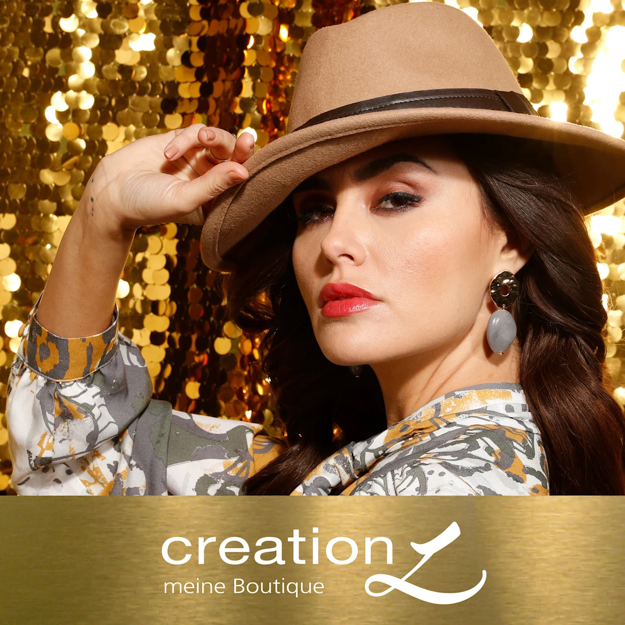 Ein Model mit Hut vor goldenem Hintergrund. Text 'creation L meine Boutique'. Ein Model mit Hut vor goldenem Hintergrund. Text 'creation L meine Boutique'.