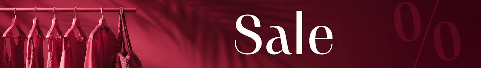 Verschiedene rote Sommerkleider und eine Tasche hängen an einer Kleiderstange. Im Vordergrund steht der Text 'Sale'.