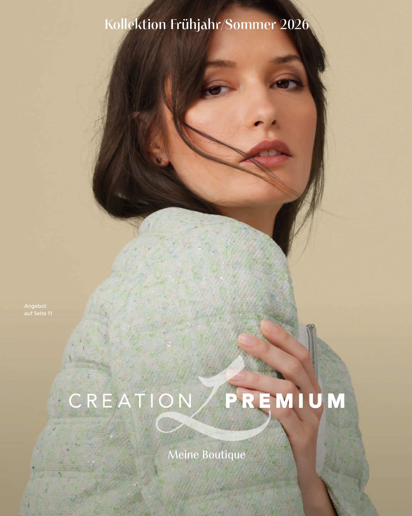 Ein Model trägt eine hellgrüne, gesteppte Jacke und hält den Kragen mit der Hand, vor einem beigen Hintergrund.