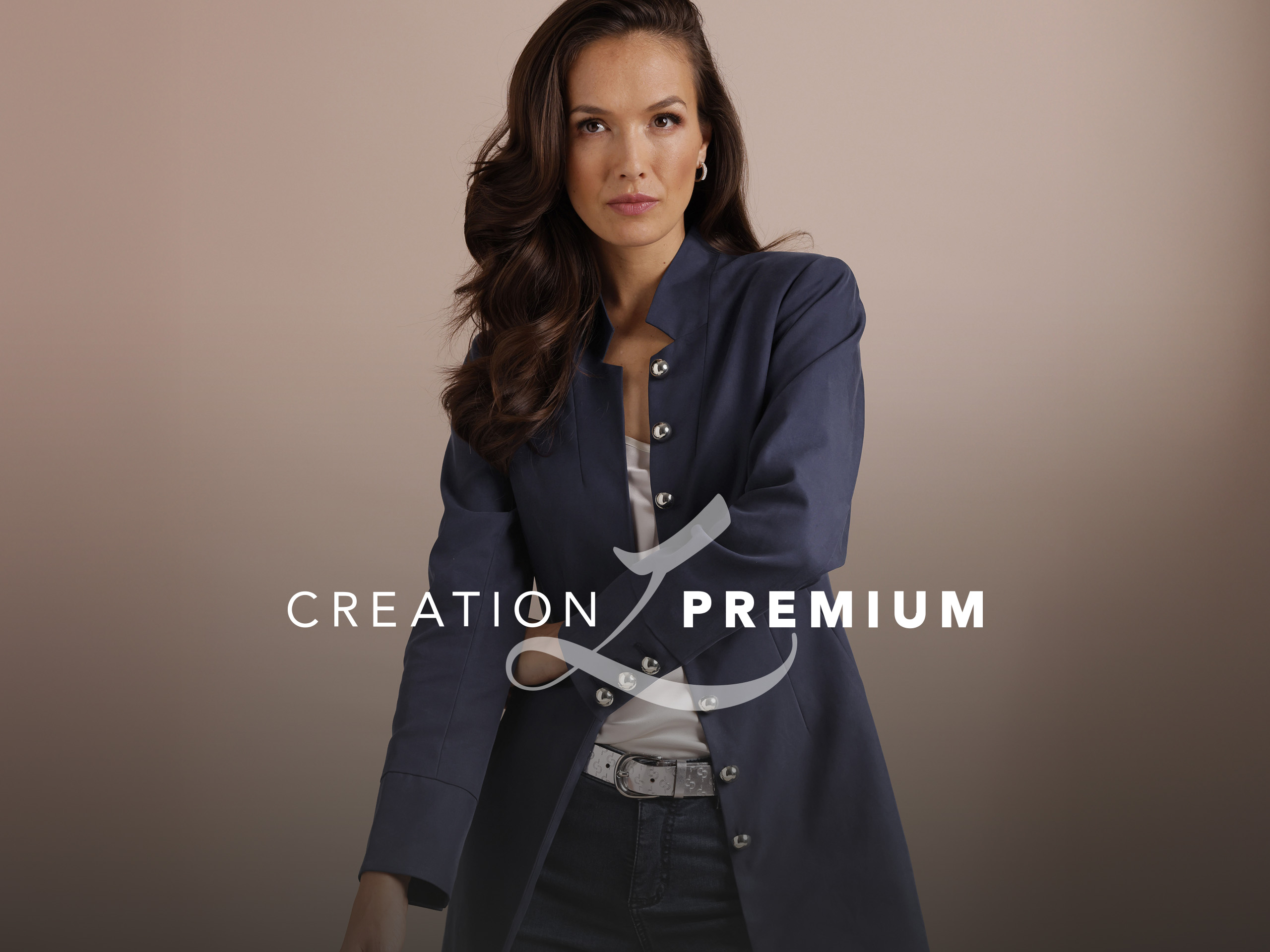 Ein Model mit hellblauem Glitzer-Shirt und heller Hose vor blauem Hintergrund. Im Vordergrund steht 'CREATION L PREMIUM'