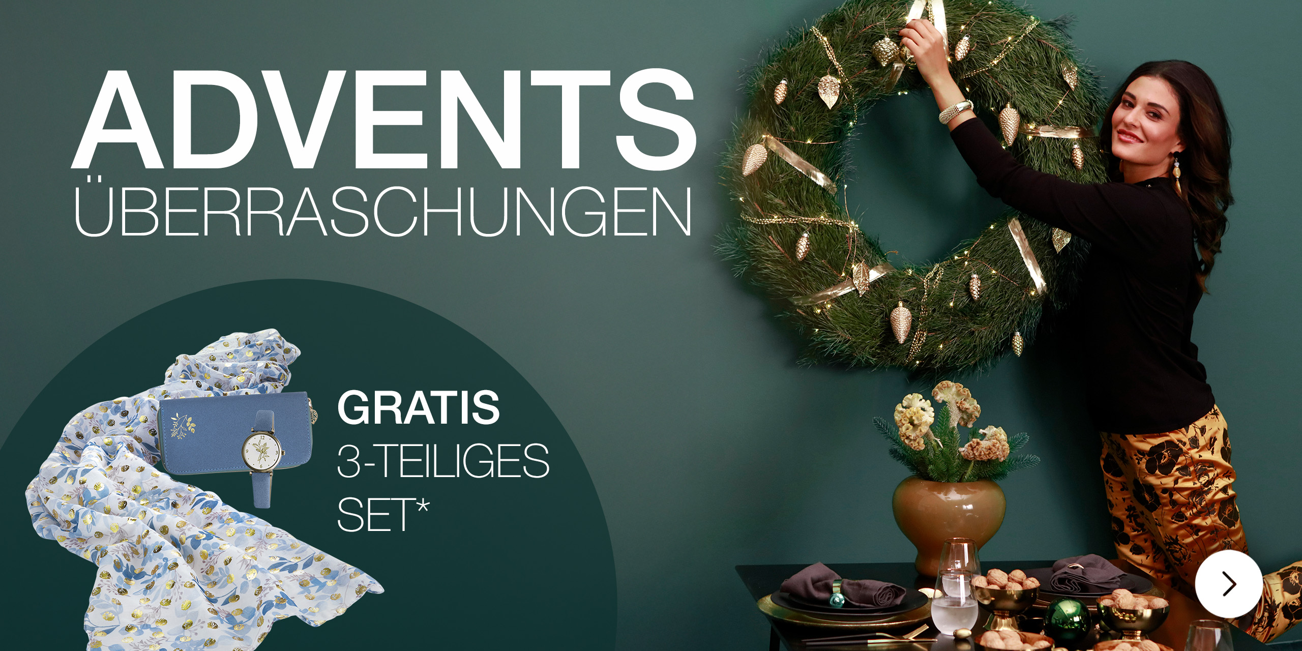 Text 'Adventsüberraschungen GRATIS 3-TEILIGES SET*' Das Geschenkset enthält eine blaue Geldbörse, eine Armbanduhr und einen Schal mit floralem Muster. Hintergrund ist dunkelgrün, eine Frau hängt einen Weihnachtskranz neben einem gedeckten Tisch auf.