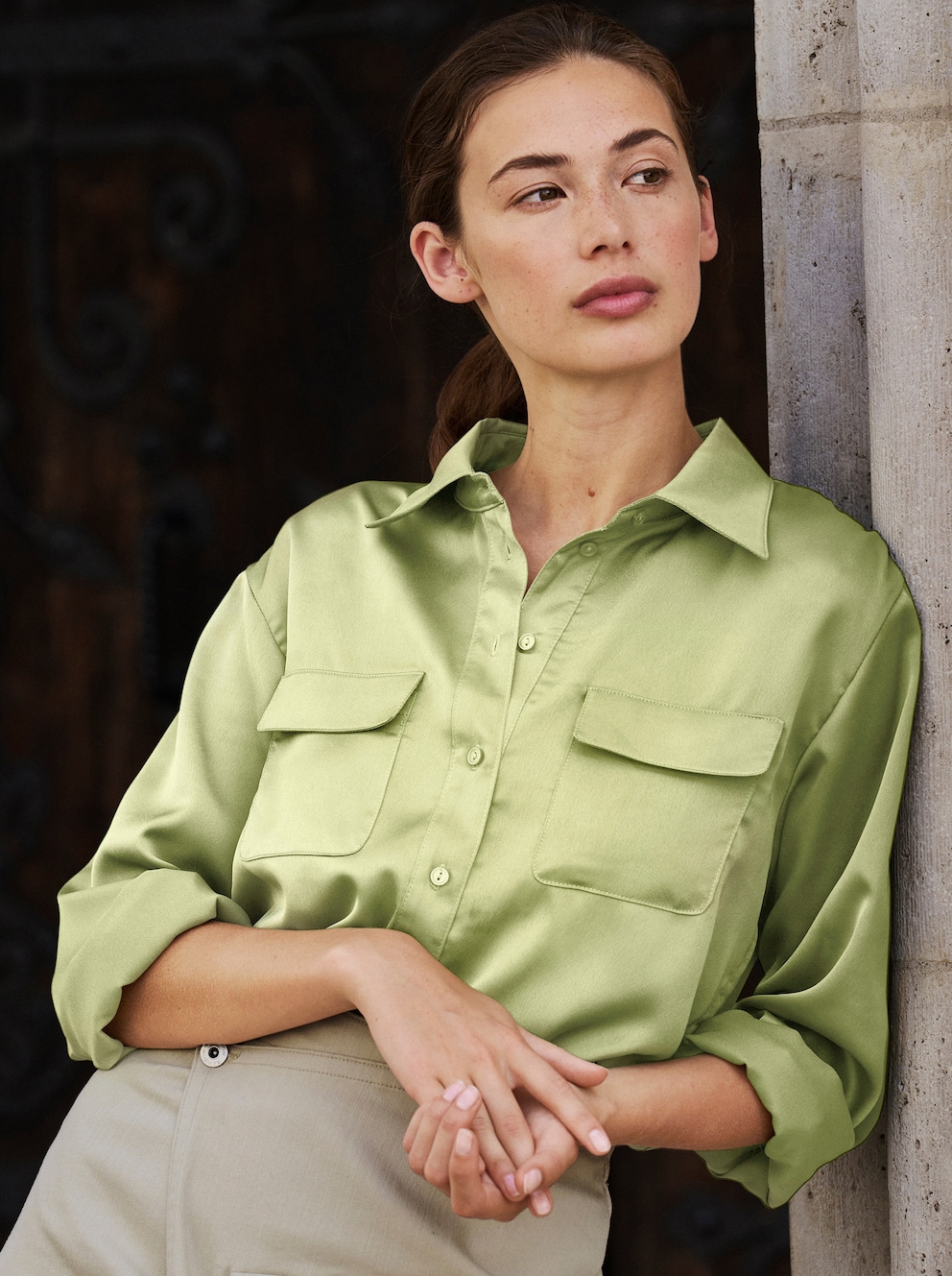 Weibliches Model trägt eine Hemdbluse in der Farbe Pistazie. 