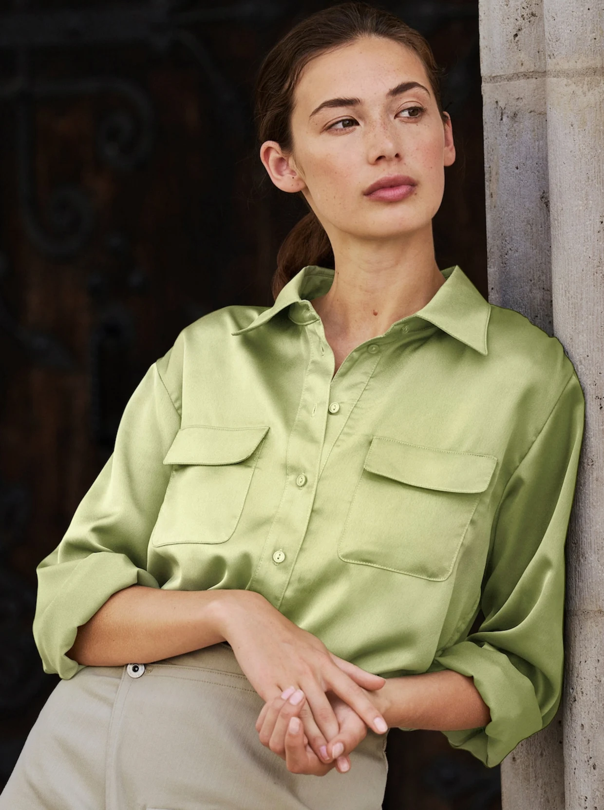Weibliches Model trägt eine Hemdbluse in der Farbe Pistazie. Weibliches Model trägt eine Hemdbluse in der Farbe Pistazie.
