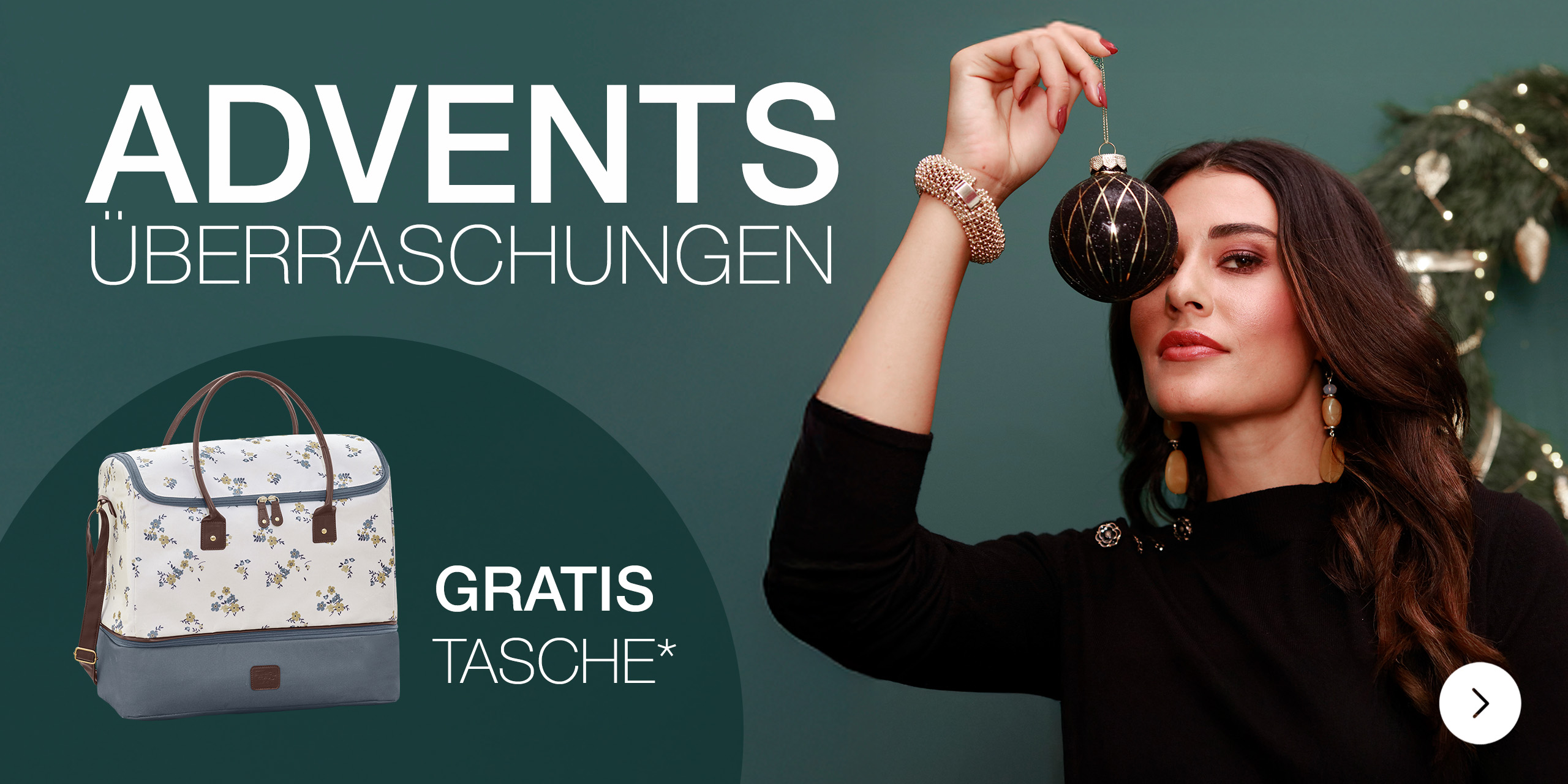 Text 'Adventsüberraschungen GRATIS TASCHE*' Der Hintergrund ist dunkelgrün, mit einer Frau, die eine Weihnachtskugel hält, einem dekorierten Weihnachtskranz und einer abgebildeten Tasche.