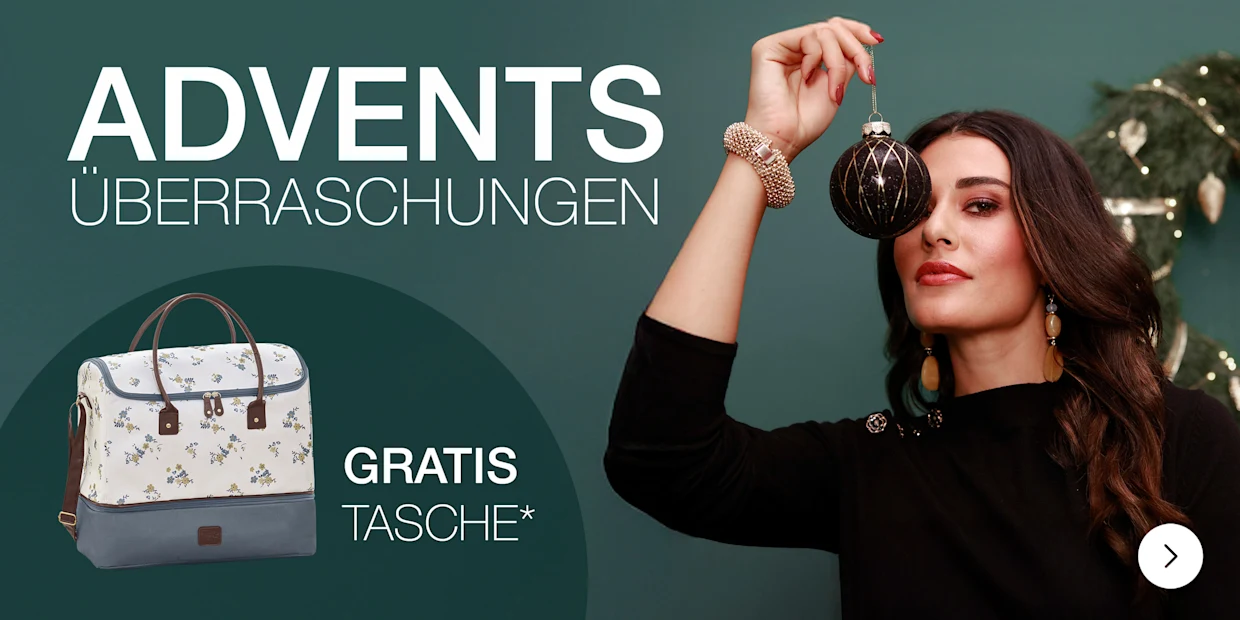 Text 'Adventsüberraschungen GRATIS TASCHE*' Der Hintergrund ist dunkelgrün, mit einer Frau, die eine Weihnachtskugel hält, einem dekorierten Weihnachtskranz und einer abgebildeten Tasche.