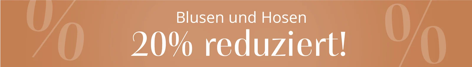 Ein Model trägt eine gemusterte Bluse mit 3/4-Ärmeln und helle Hose, dazu Schmuck und Gürtel; großes Prozentzeichen im Bild.