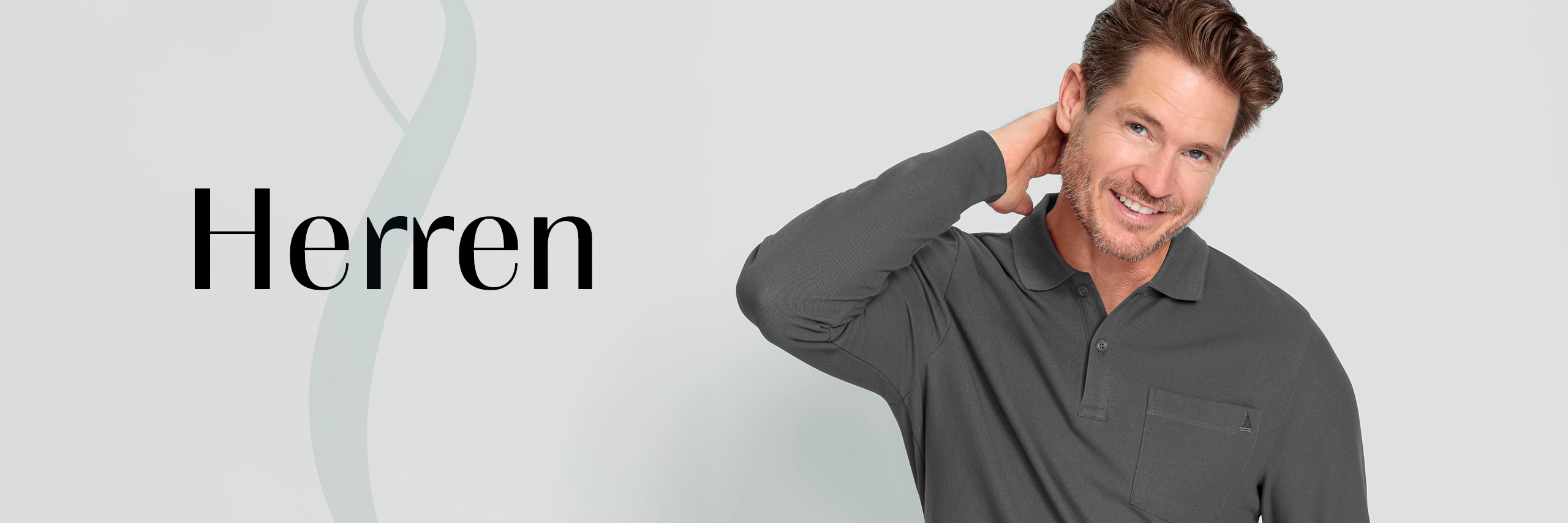 Model steht vor grauem Hintergrund. Rechts daneben steht das Wort Herren.