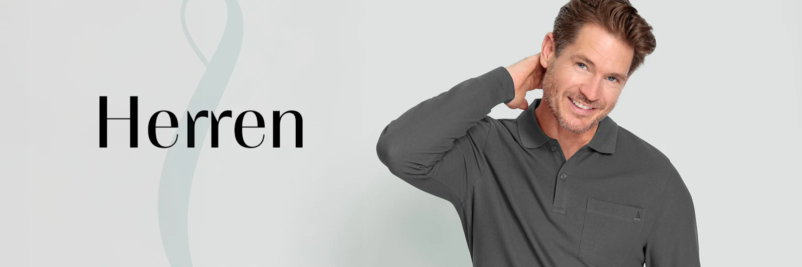 Model steht vor grauem Hintergrund. Rechts daneben steht das Wort Herren. Model steht vor grauem Hintergrund. Rechts daneben steht das Wort Herren.