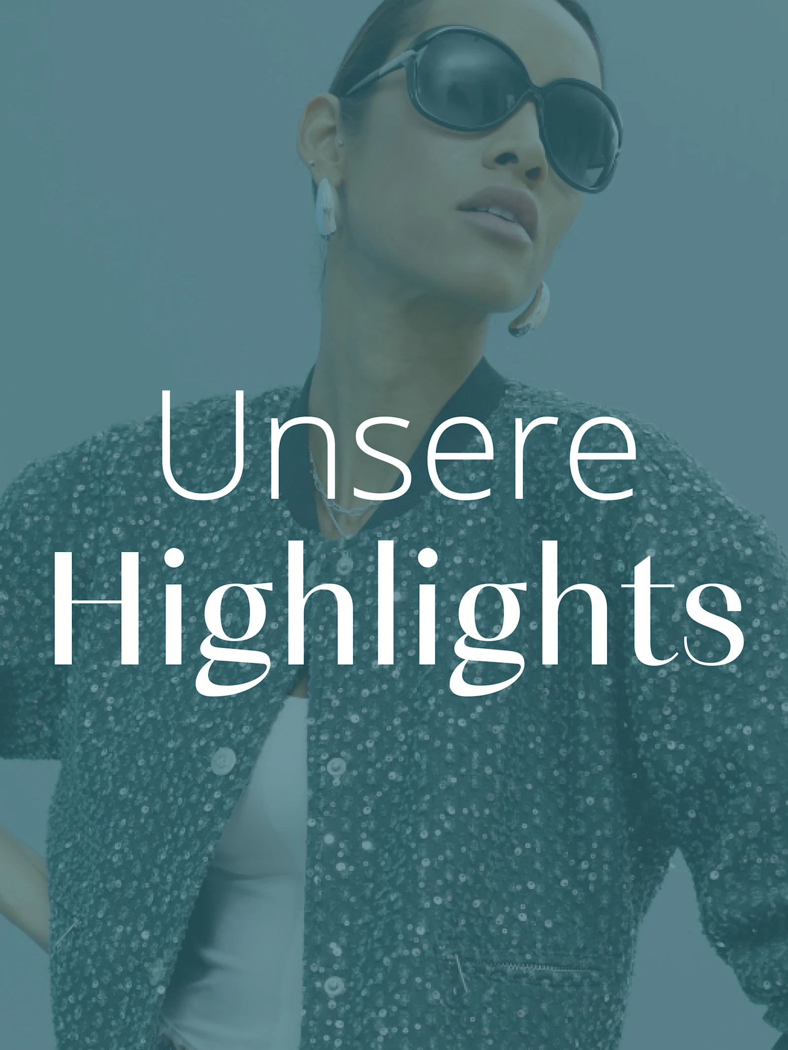 Das Wort Unsere Highlights steht auf einem petrolfarbenen Hintergrund mit einem Model in cooler Pose.