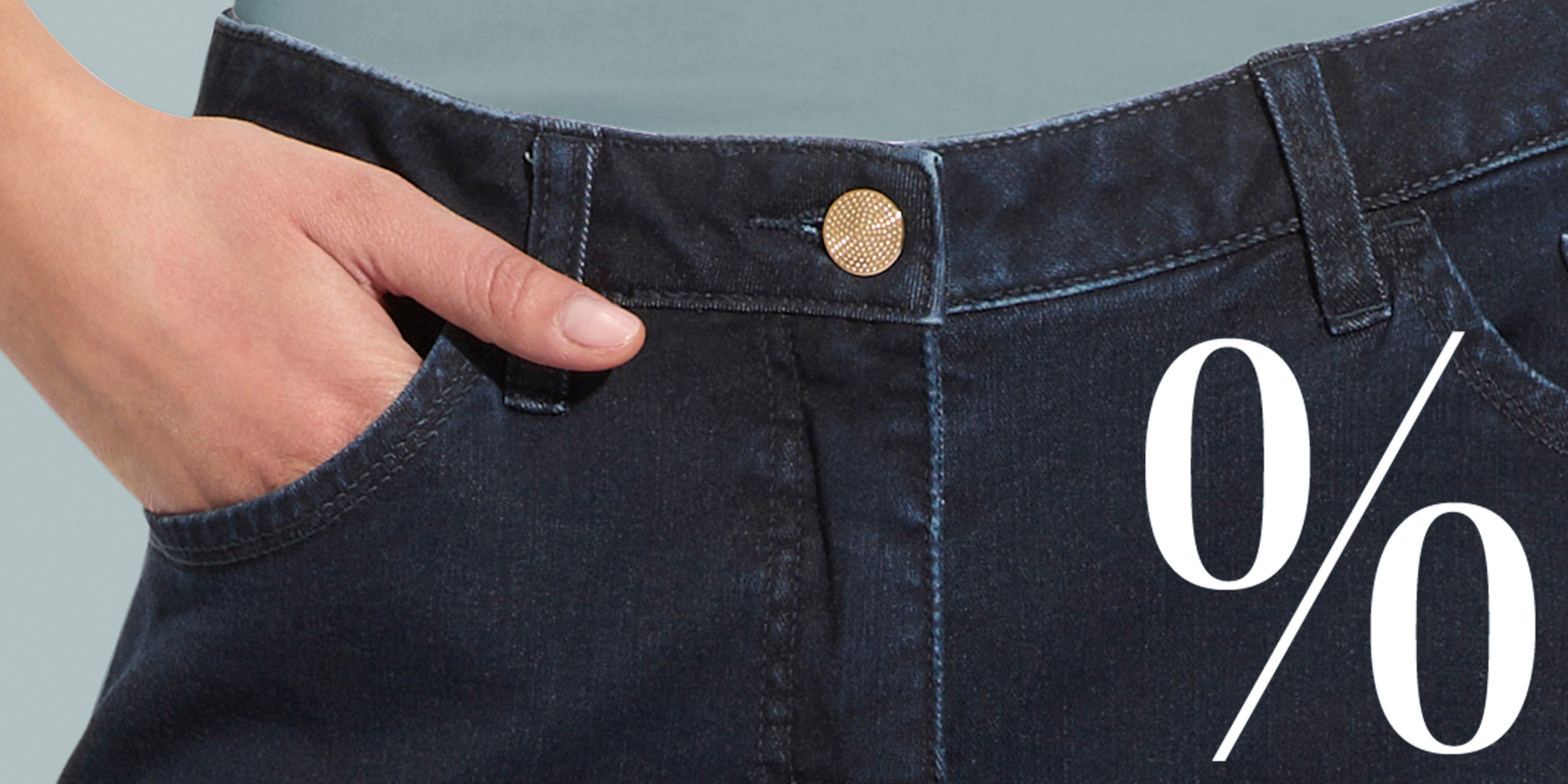 Model mit Jeans vor türkisfarbenem Hintergrund mit Prozentzeichen