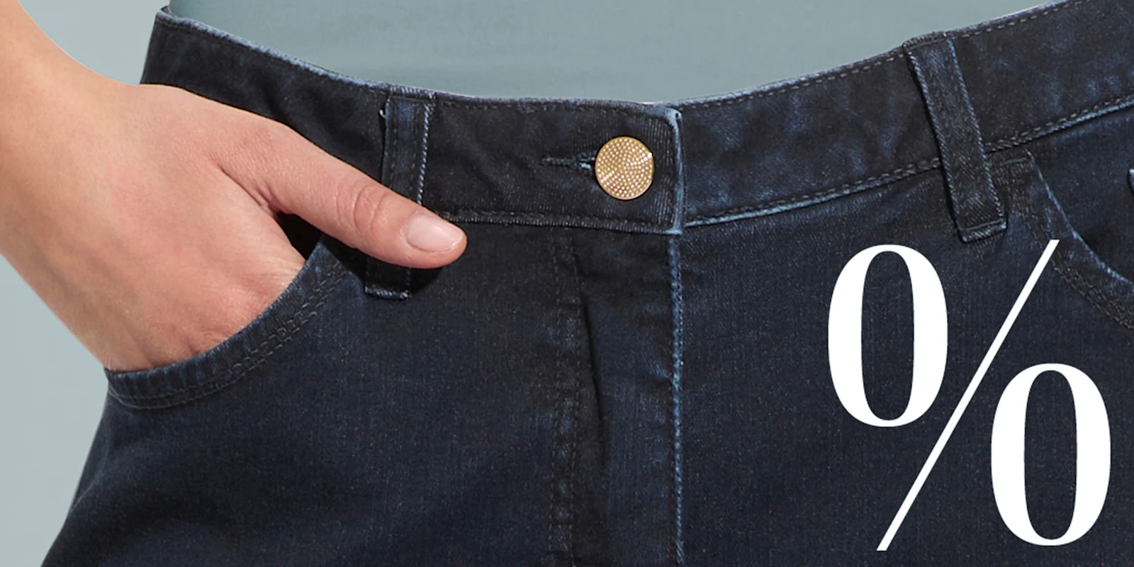 Model mit Jeans vor türkisfarbenem Hintergrund mit Prozentzeichen