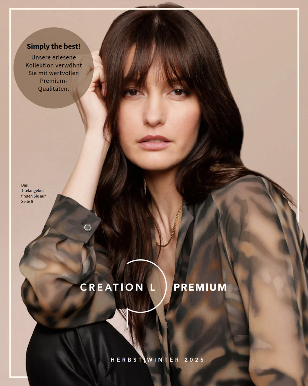 Ein Model trägt eine transparente, gemusterte Bluse mit langen Ärmeln und Manschetten, kombiniert mit einer schwarzen Hose. Text: 'Simply the best! Unsere erlesene Kollektion verwöhnt Sie mit wertvollen Premium-Qualitäten. Creation L Premium Herbst/Winter 2025'.