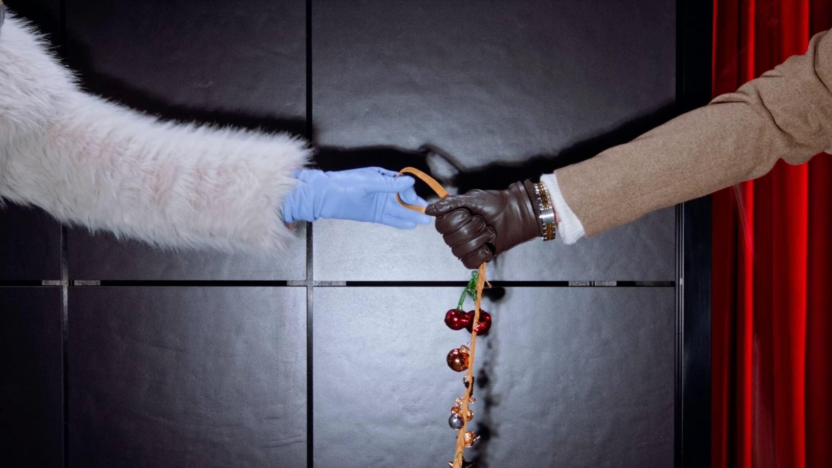  Hold it, I'm running in to buy a gift!