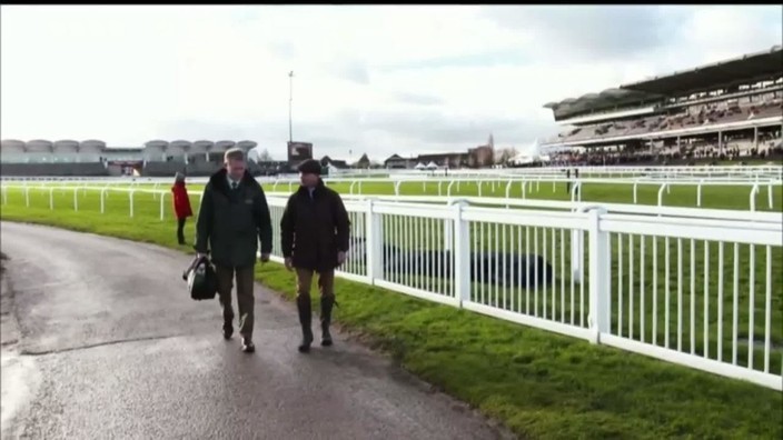 Luke Harvey talks to the course vet at Cheltenham | Racing
