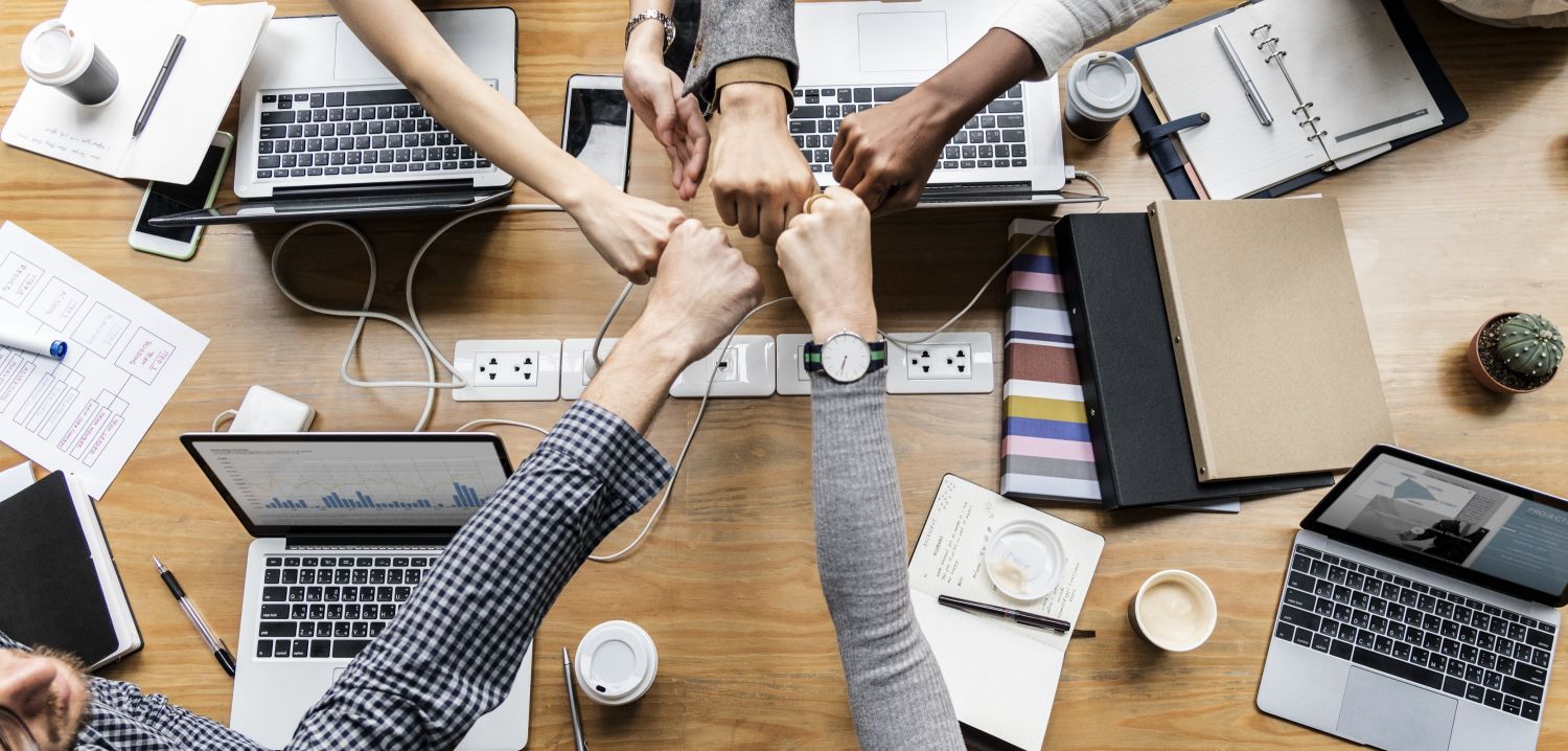 Fist-Bump beim Arbeiten im Team