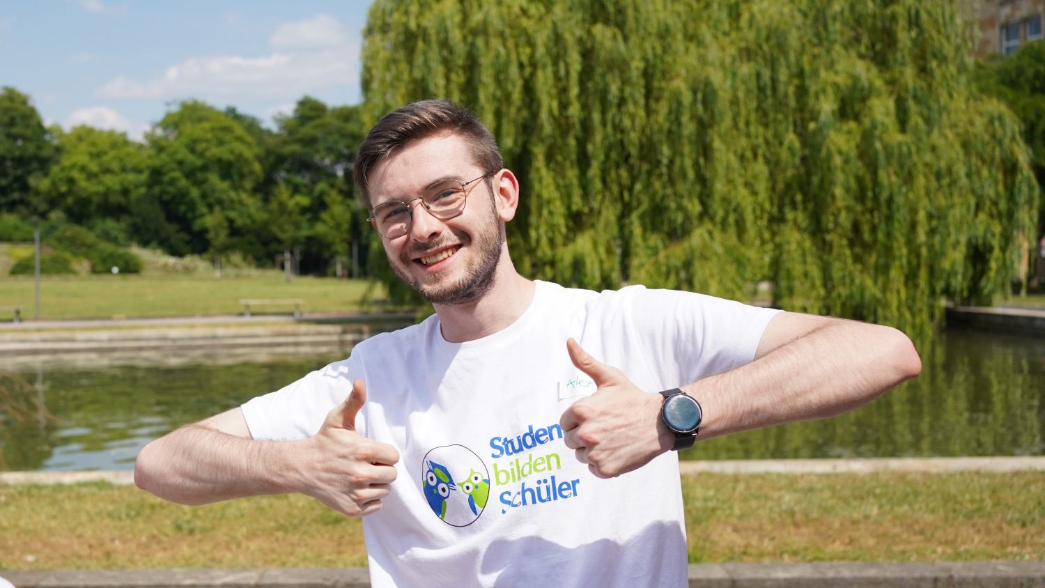 Alex lacht und hat das SbS-Tshirt an