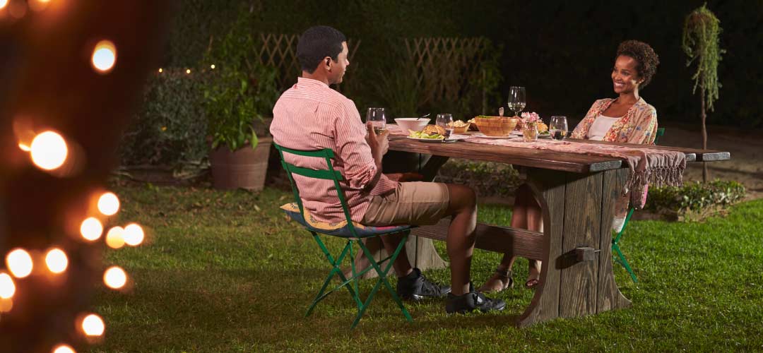 couple-outdoor-dining