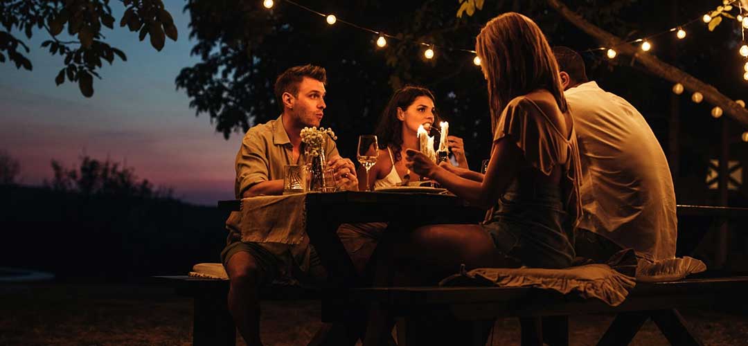 couple-eating-outside