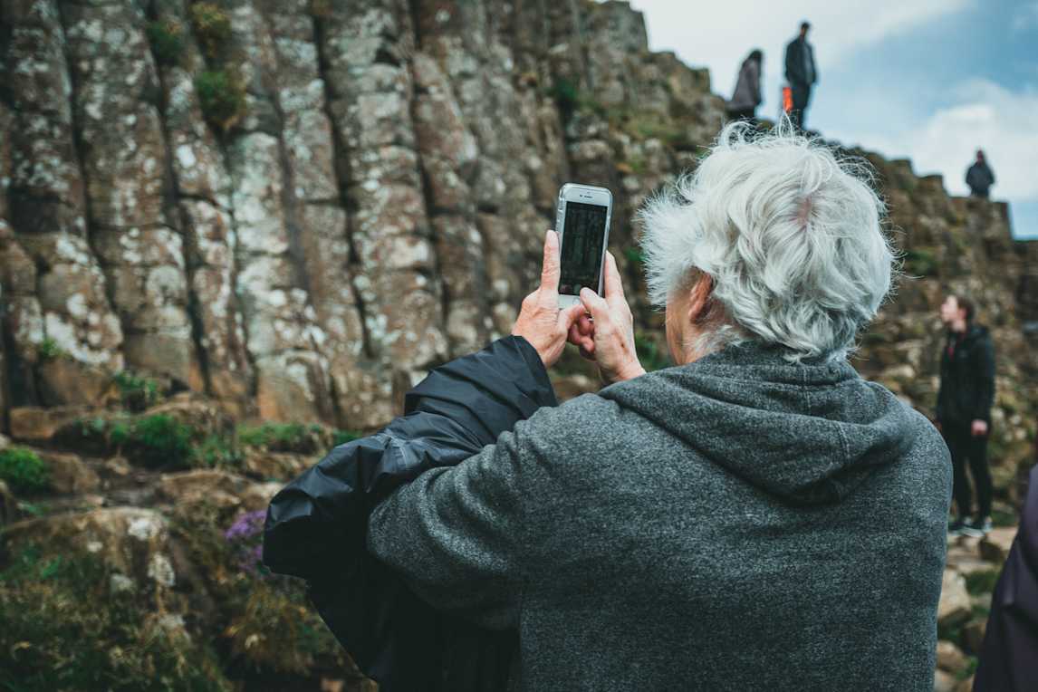 Äldre tar mobilfoto. Fotograf Jonathan Cooper. Tillhör privatdelen.