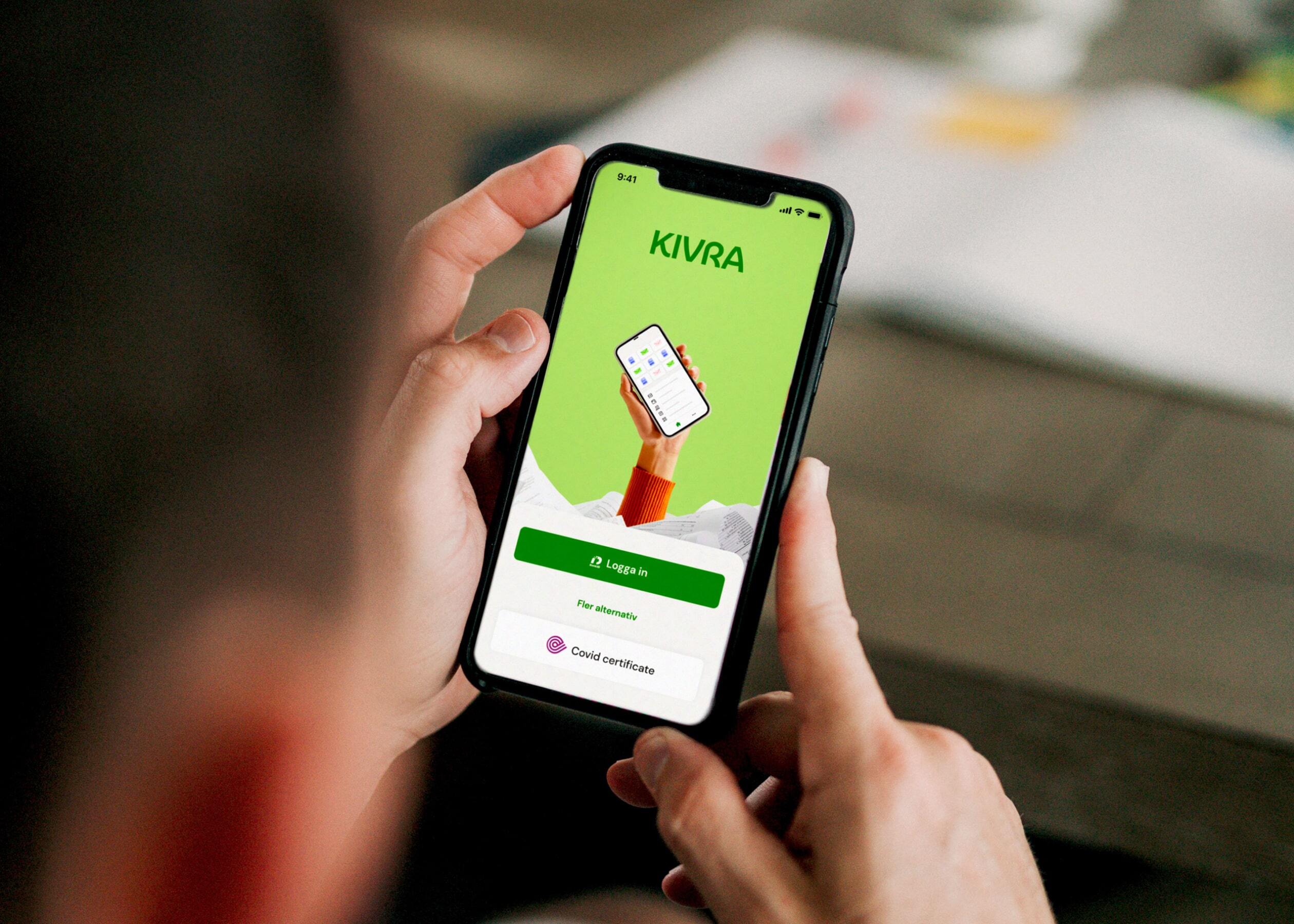 Bild på person med mobil