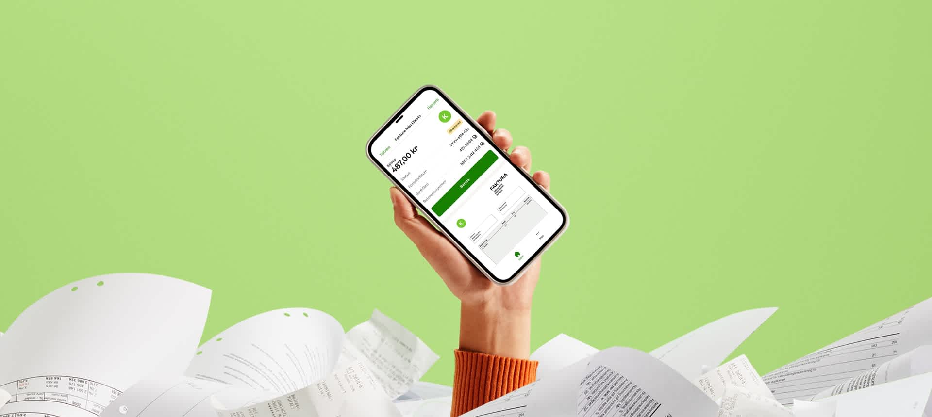 En hand som håller i en mobiltelefon med en faktura i Kivras app på skärmen.