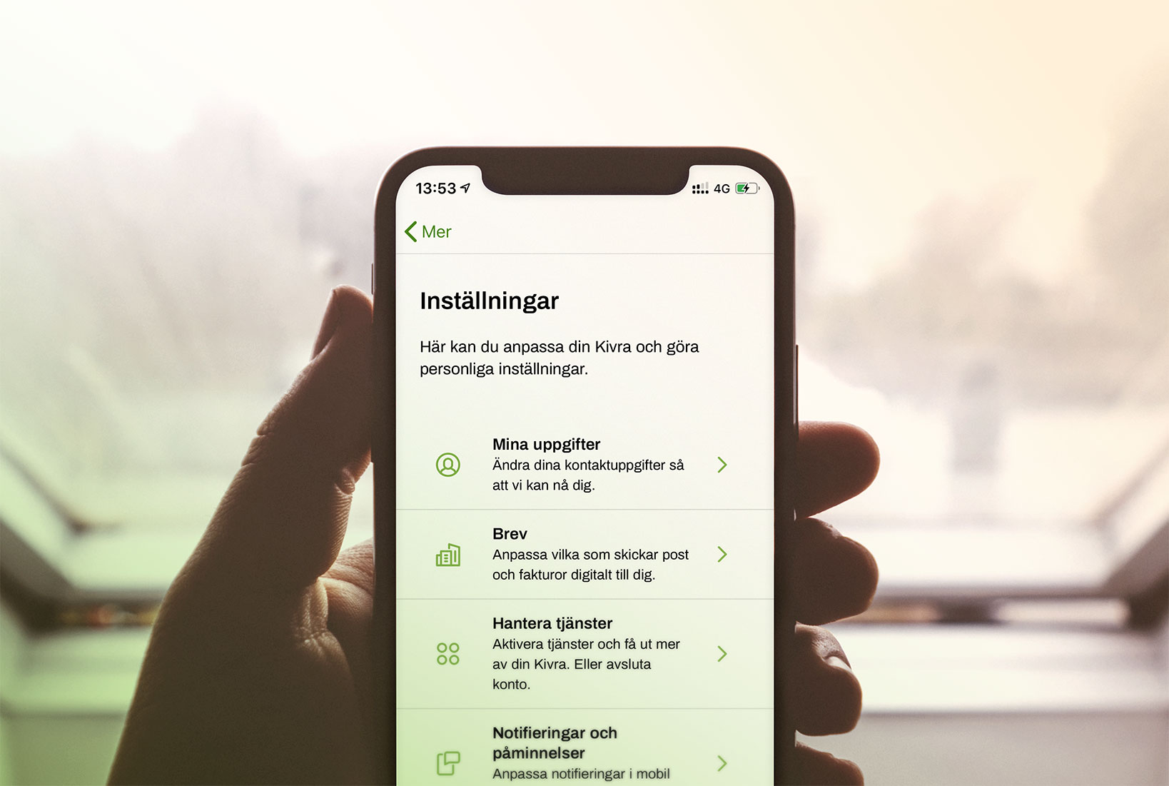 En person som håller i sin telefon som visar vyn över inställningar i Kivra-appen.