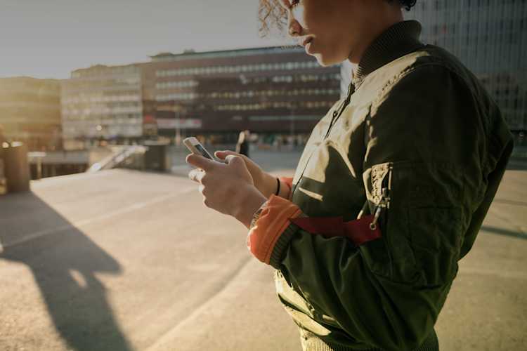 Kvinna med mobil