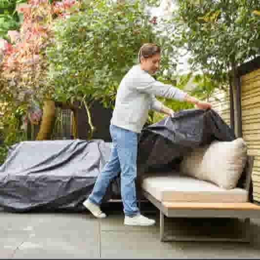 Tuinmeubelhoes over tuinbank plaatsen