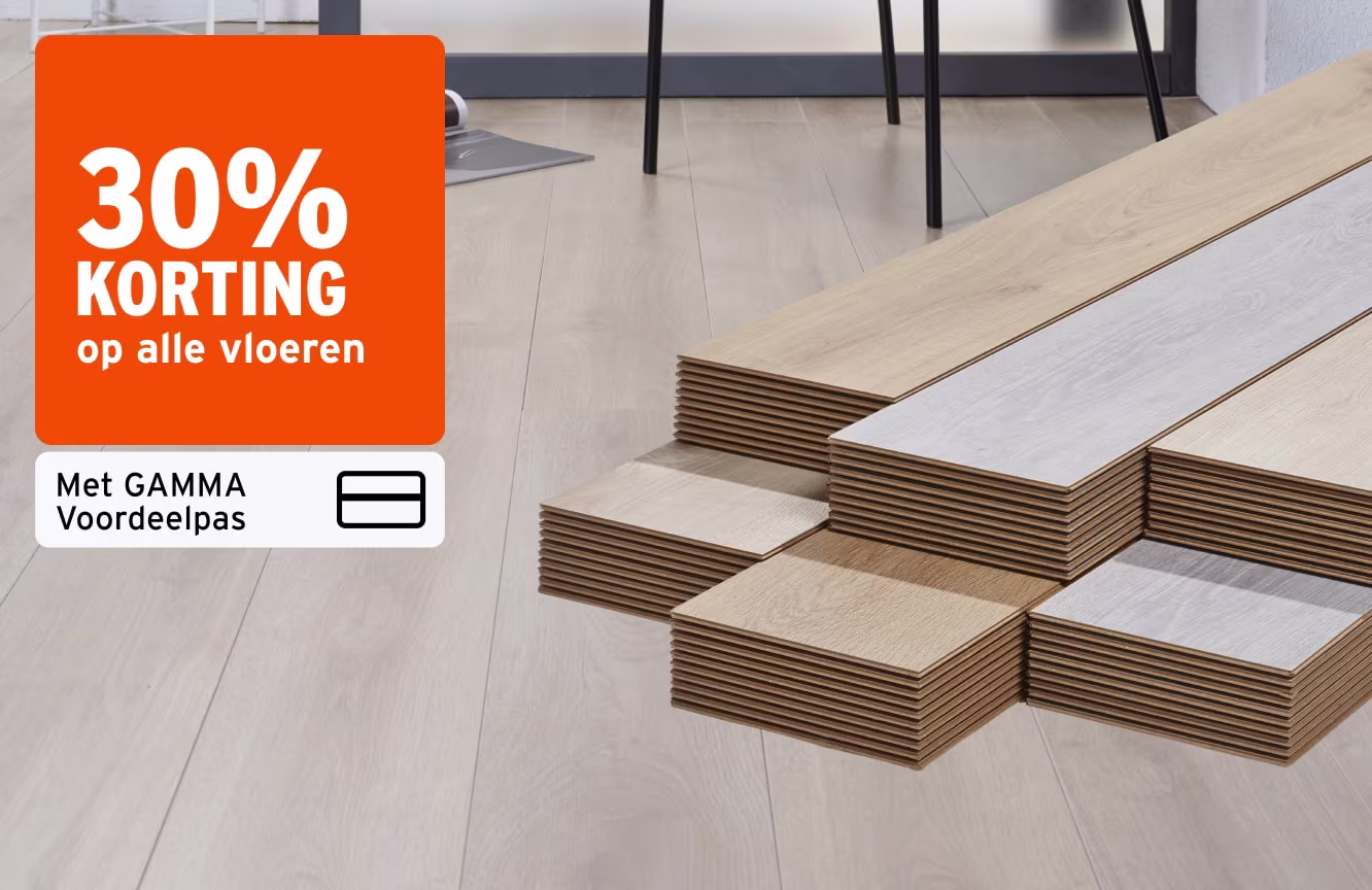 30% korting op alle vloeren met GAMMA Voordeelpas, met verschillende stapels laminaat in lichte houttinten en grijstinten op een vloer.