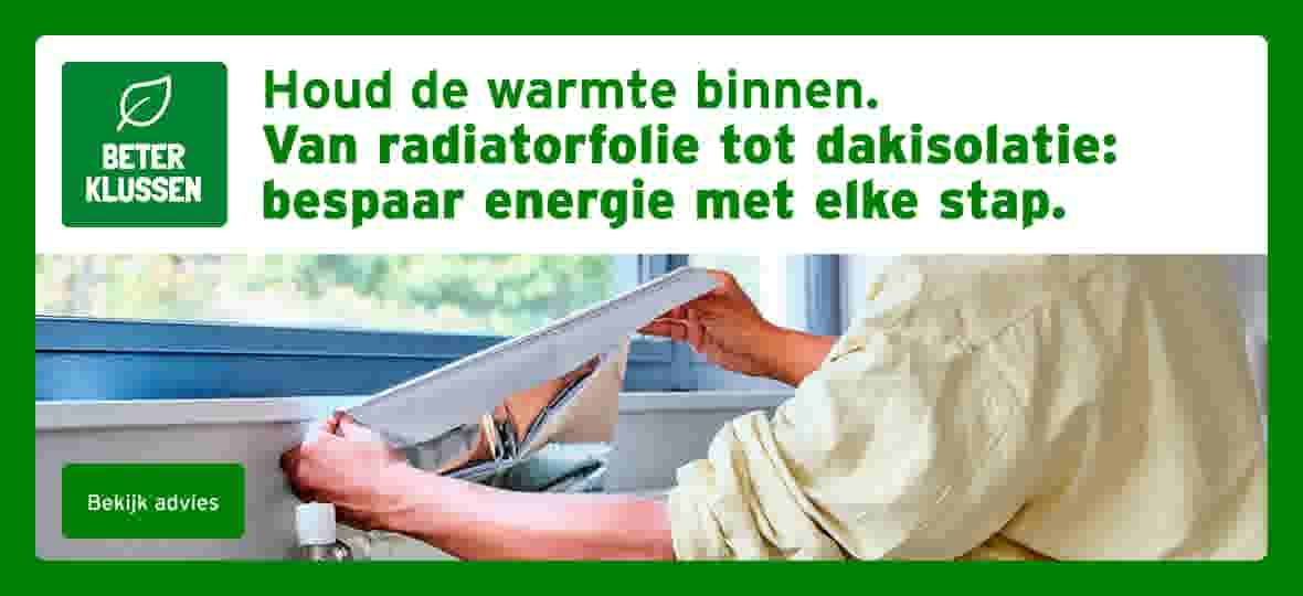 Persoon plaatst radiatorfolie achter een radiator bij een raam, met groene tekst over energiebesparing van Beter Klussen.