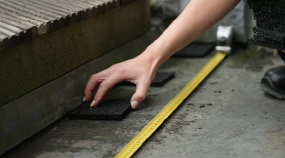 Loodgieter blozen Weerkaatsing Balkonvloer met houten vlondertegels maken? Zo doe je dat | GAMMA