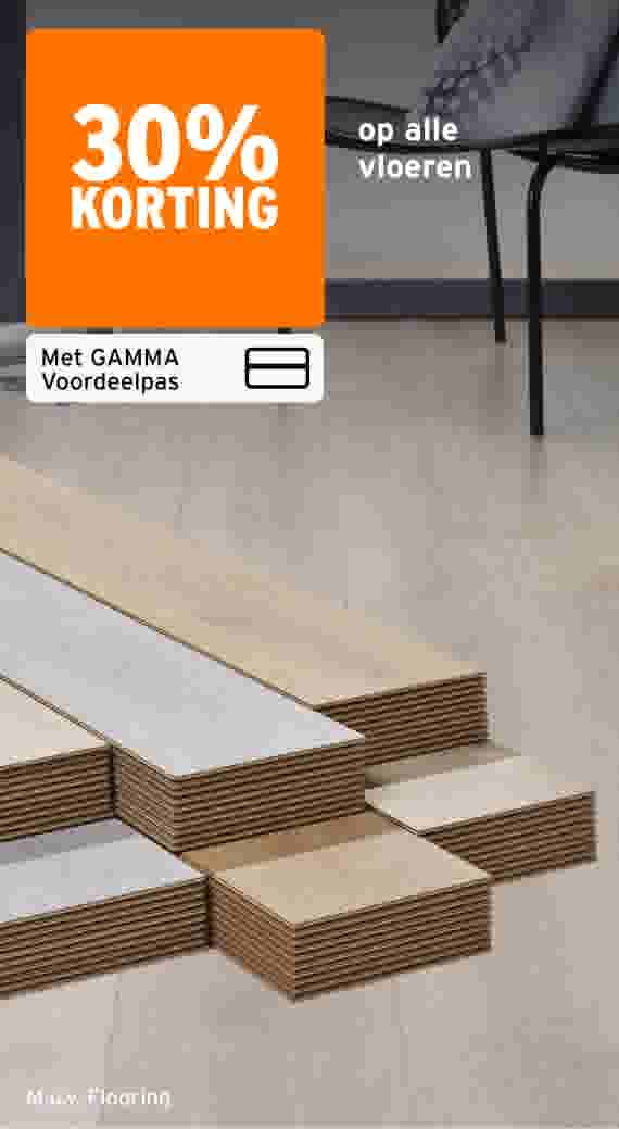 30% korting op alle vloeren met GAMMA Voordeelpas, met verschillende stapels vloerdelen in lichte hout- en grijstinten op een houten vloer.