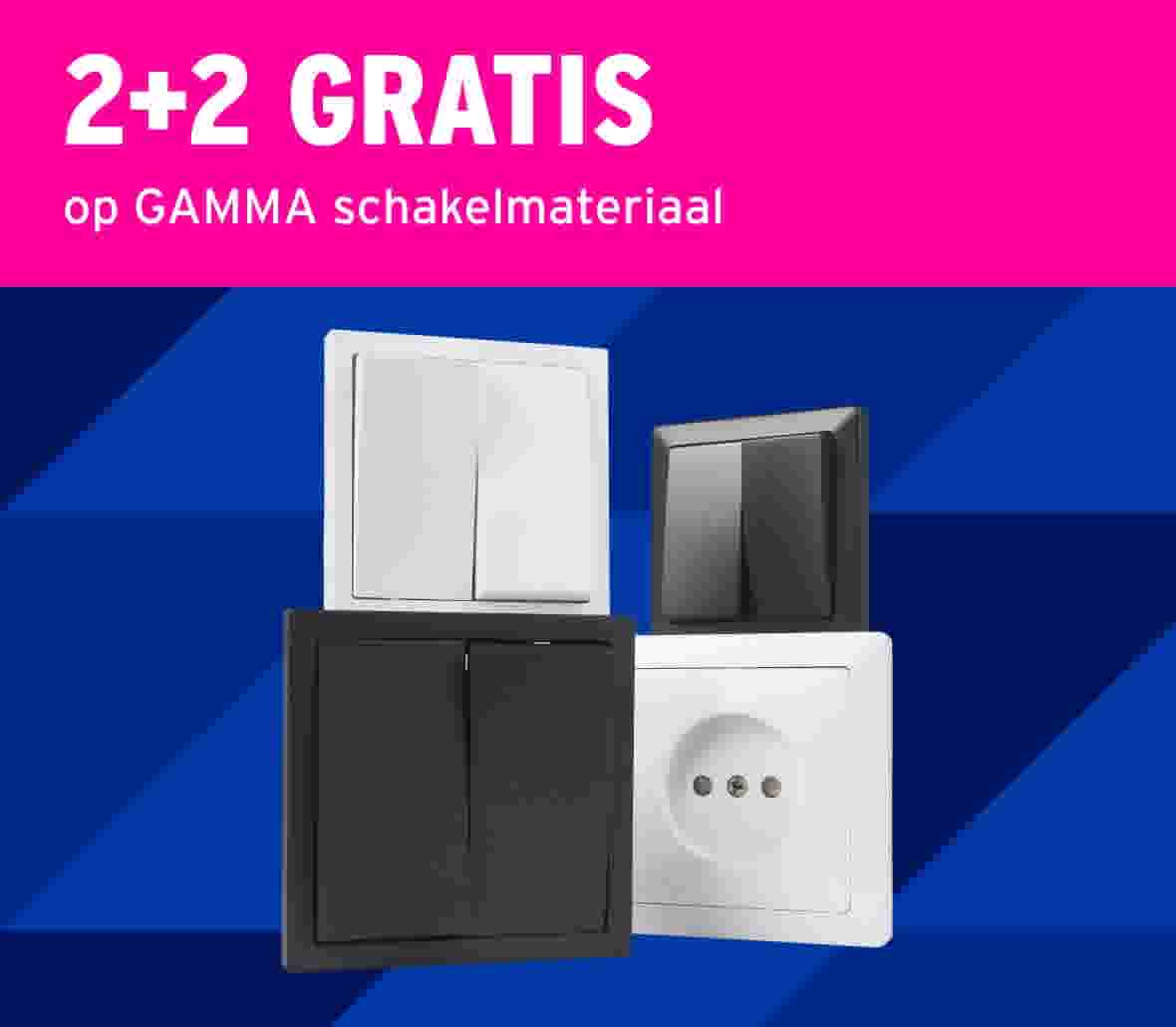 Vier GAMMA schakelaars en stopcontacten in wit, zwart en grijs op blauwe achtergrond met roze banner 2+2 GRATIS actie.