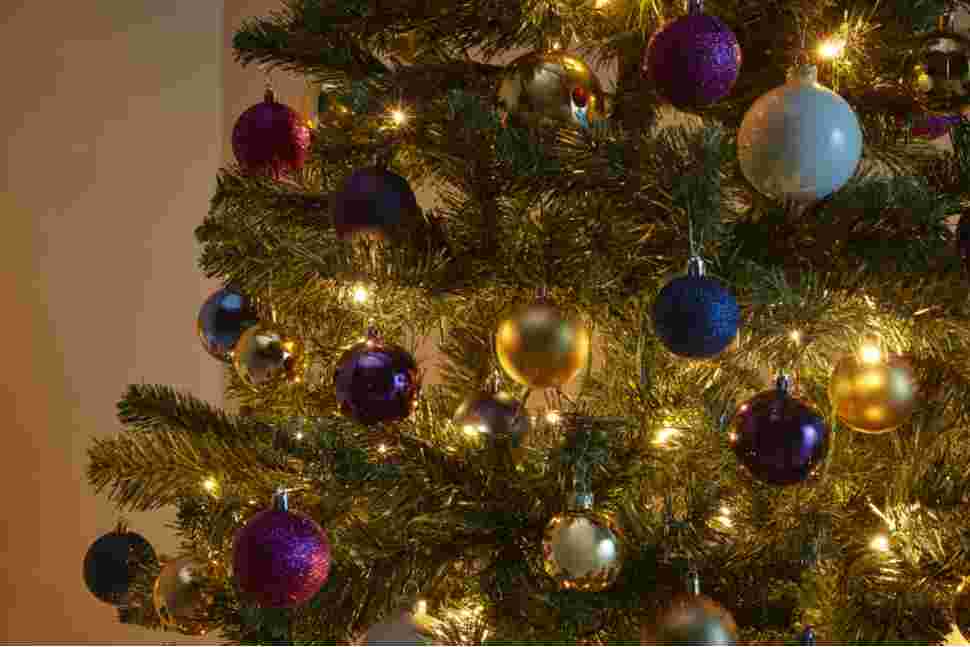 Kerstboom versierd in magische kleuren