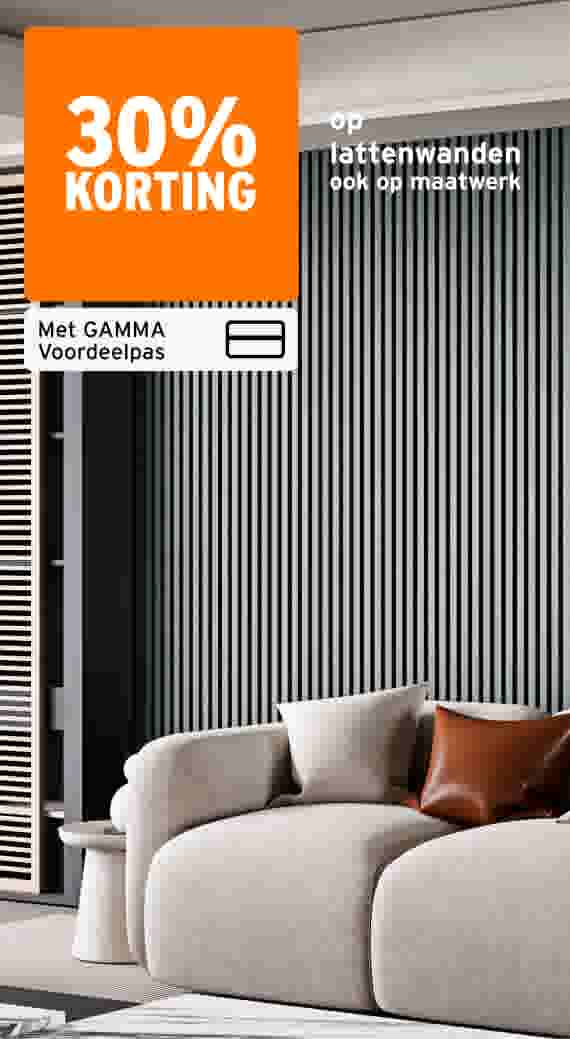 30% korting op lattenwanden, ook op maatwerk, met GAMMA Voordeelpas. Afbeelding van een moderne woonkamer met een zwarte lattenwand en een lichte bank.