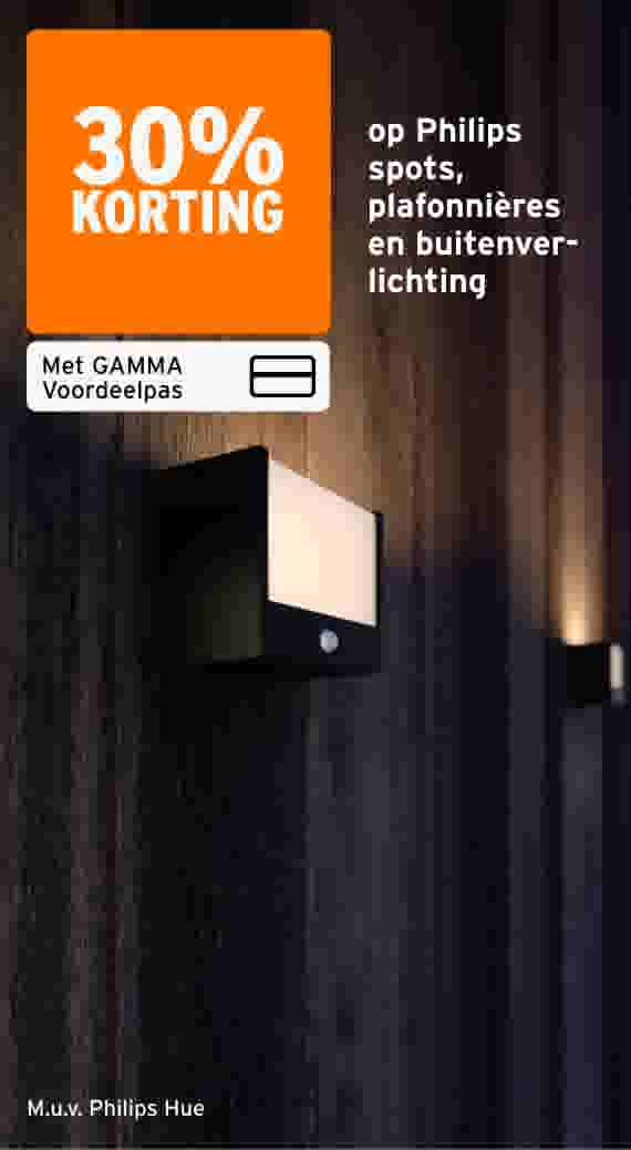 Zwarte Philips buitenlamp met bewegingssensor op een houten wand, warm verlicht. 35% korting met GAMMA Voordeelpas.