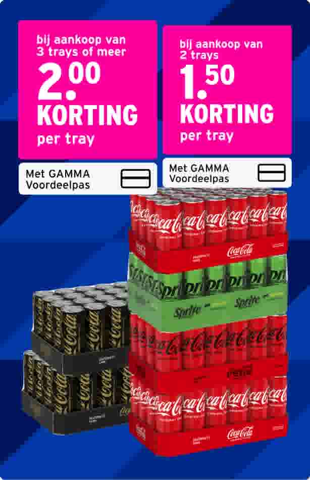 Stapel Coca-Cola en Sprite blikjes met roze kortingsborden voor 2 en 3 trays met GAMMA Voordeelpas op blauwe achtergrond.