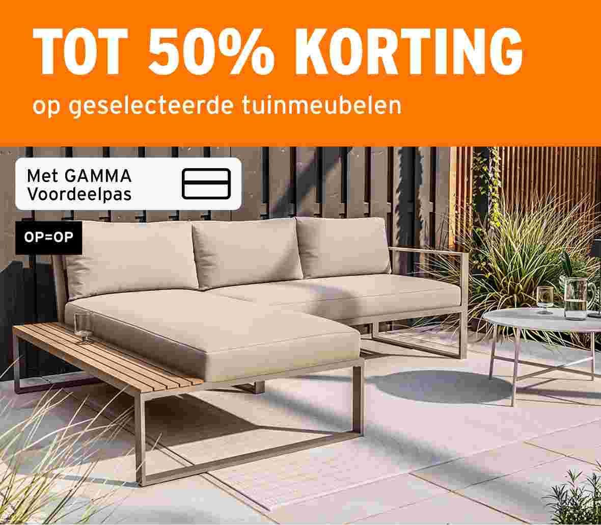 Beige loungebank met hoekelement en bijzettafel op terras. Tot 50% korting op tuinmeubelen met GAMMA Voordeelpas.