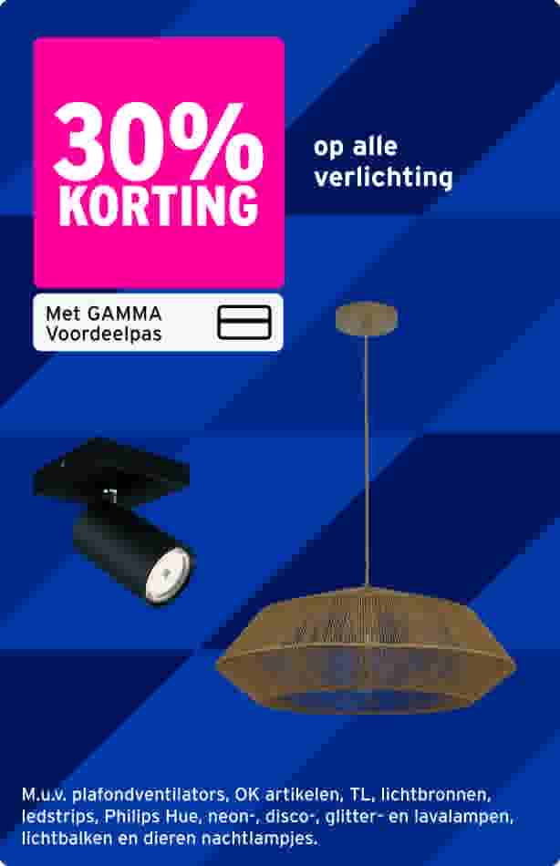 Promotie voor 30% korting op verlichting met GAMMA Voordeelpas, getoond met zwarte spot en rieten hanglamp op blauwe achtergrond.