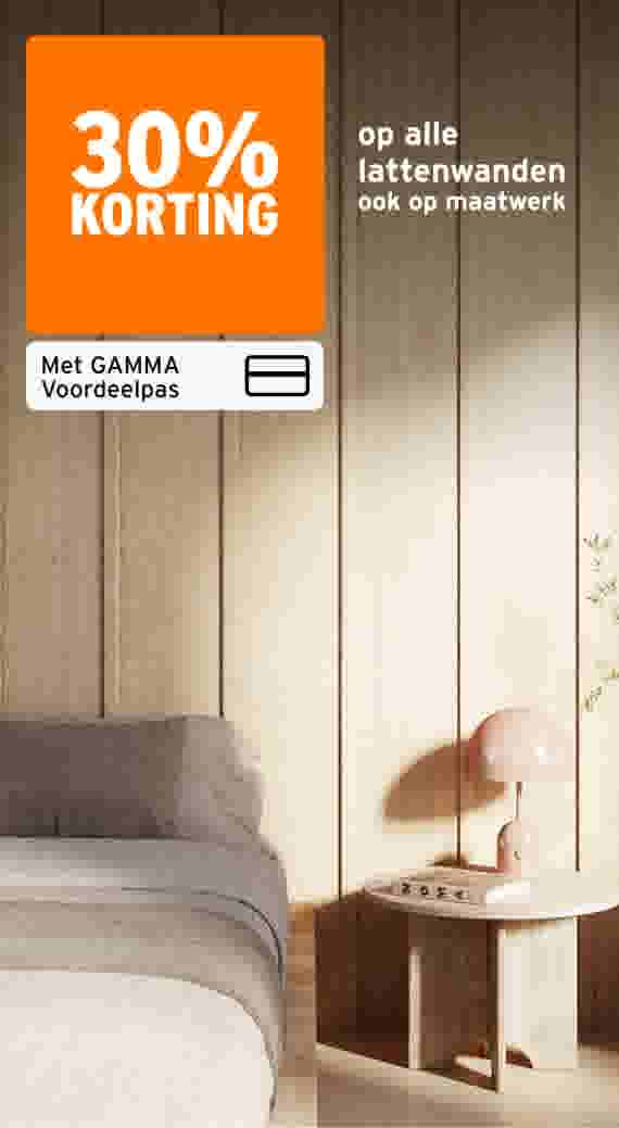 Slaapkamer met houten lattenwand, bed en nachtkastje met roze lamp. Tekst: 30% korting op lattenwanden met GAMMA Voordeelpas.