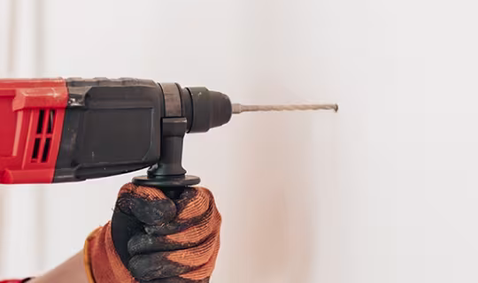 Hoe boor ik een gat in de muur?